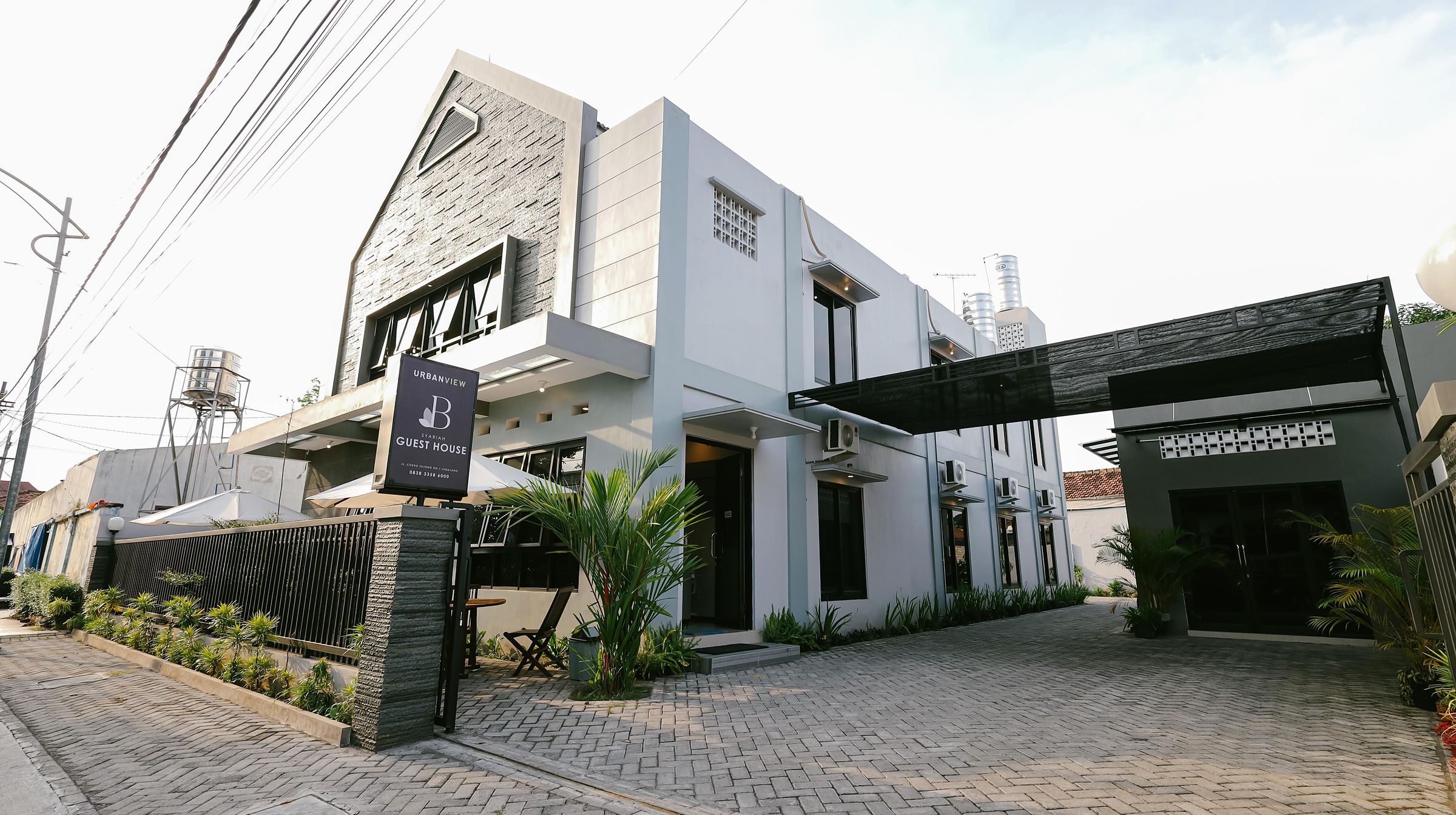 Bangunan B Syariah Guest House di Jl. Cokro Sujono pada siang hari